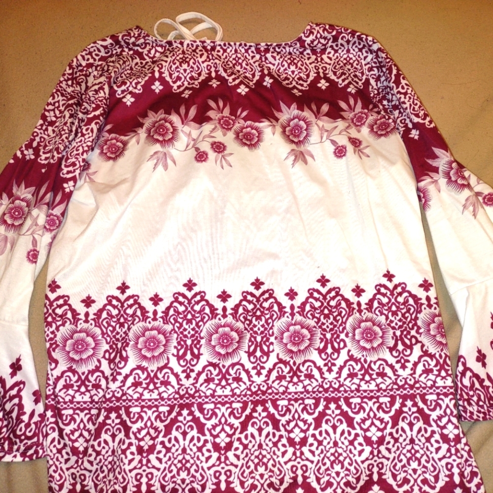 WOMEN'S SZ XL CREAM AND WINE COLORED TOP.